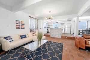 Et opholdsområde på 4 BR Kikita Beach Villa Oceanfront w Pool