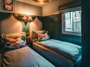 ein Schlafzimmer mit zwei Betten und einem Fenster in der Unterkunft The Game Keeper - Uk50611 in Appletreewick + 5 Fotos