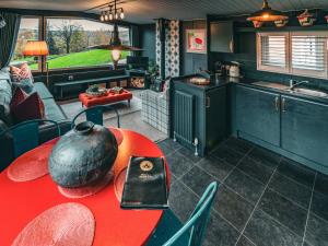 eine Küche mit einem Tisch und einem Wasserkocher in der Unterkunft The Game Keeper - Uk50611 in Appletreewick