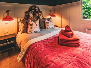 ein Schlafzimmer mit einem großen Bett mit einer roten Decke in der Unterkunft The Game Keeper - Uk50611 in Appletreewick