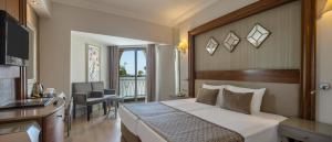 Side Star Resort Hotel - Ultra All Inclusive في سيدي: غرفة فندقية مع سرير وشرفة