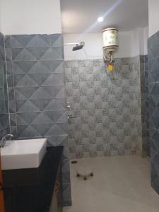 een badkamer met een wastafel en een toilet. bij The JRS Hotel in Rishīkesh +27 foto's