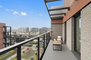 グダニスクにあるNadmotławie Estate Gym, Sauna & Parking by Downtown Apartmentsの市街の景色を望むバルコニー(ベンチ付) +45枚の写真