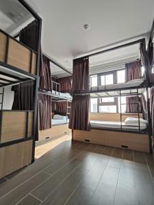 Giường trong phòng chung tại Hiden An Hotel +12 ảnh