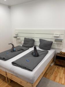 una camera con due letti con sopra dei gatti di Central City Apartment Mozart a Kaiserslautern