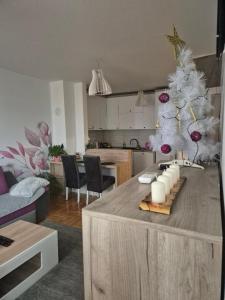 eine Küche und ein Wohnzimmer mit einem Weihnachtsbaum in der Unterkunft Anja in Lukavica