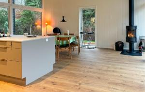 Η κουζίνα ή μικρή κουζίνα στο Cozy Home In Spøttrup With Sauna