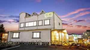 een gebouw met de letters IEE op de zijkant bij Sokcho Dderak Pension in Sokcho