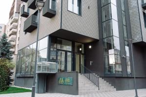 ein Gebäude mit einem Schild davor in der Unterkunft Luma Central Viewpoint with Private Underground Parking in Târgu Mureș