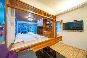 Ένα ή περισσότερα κρεβάτια σε δωμάτιο στο 羅東夜市寶貝屋baby house +20 φωτογραφίες