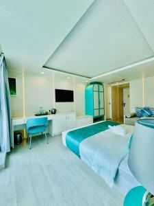 TV a/nebo společenská místnost v ubytování Rise & Shine Hotel