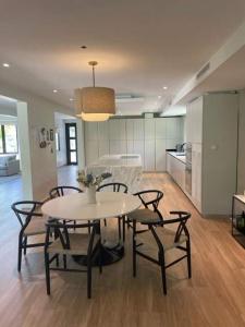 Nhà bếp/bếp nhỏ tại 4 BR - Villa Arte