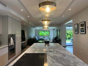 Nhà bếp/bếp nhỏ tại 4 BR - Villa Arte