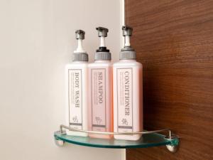 zwei Flaschen Geruchsstoffe stehen auf einem Regal in der Unterkunft Comfort Inn Niigata Kameda in Niigata