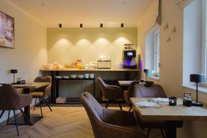 ein Restaurant mit Tischen und Stühlen und einer Theke in der Unterkunft Bed and Breakfast L'Orée Du Bois in Wavre + 29 Fotos