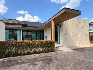 Tòa nhà nơi biệt thự tọa lạc