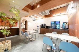 a room with tables and chairs in a restaurant at 호텔인카페 파주금촌점 in P'aju