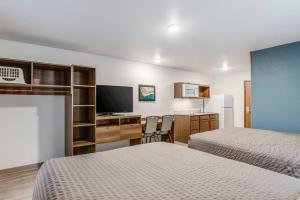 Kuchyň nebo kuchyňský kout v ubytování WoodSpring Suites Novi Farmington
