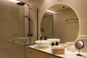 ein Badezimmer mit Waschbecken und Dusche mit Spiegel in der Unterkunft Bed and Breakfast L'Orée Du Bois in Wavre + 29 Fotos