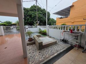 En balkon eller terrasse på Jonker Home 2 Walking Distant to Banda Hilir