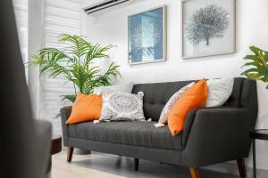 Χώρος καθιστικού στο 3BR Villa Mira - short stroll from the Beach & Pool