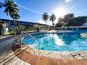 Πισίνα στο ή κοντά στο 3BR Villa Mira - short stroll from the Beach & Pool +65 φωτογραφίες