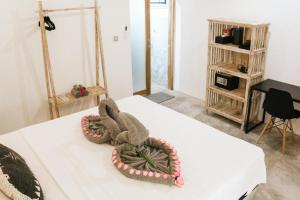 En eller flere senge i et værelse på Bella Gili Air