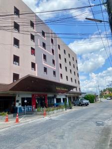 ein großes Gebäude an einer Straßenseite in der Unterkunft Centerpoint Hotel in Trang