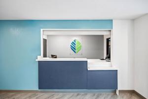 Lobbyen eller receptionen på WoodSpring Suites Jackson Hub City