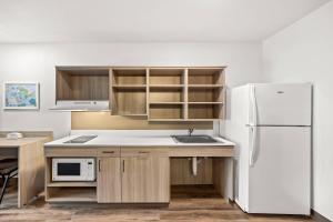 Køkken eller tekøkken på WoodSpring Suites Jackson Hub City