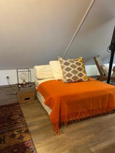 Postel nebo postele na pokoji v ubytování Bezaubernde Ferienwohnung mit Rosengarten