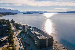 eine Luftansicht eines großen Wasserkörpers in der Unterkunft Radisson Blu Bariloche in San Carlos de Bariloche