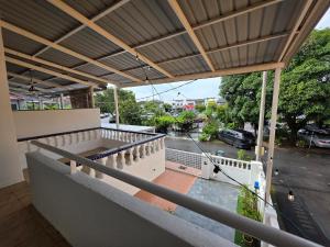 En balkon eller terrasse på Jonker Home 2 Walking Distant to Banda Hilir + 32 billeder