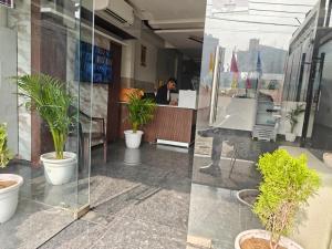 Vstupní hala nebo recepce v ubytování ARBIN HOTEL Akshay Premium suites 1 BHK Serviced Apartments Near Artemis Hospital Sector 52