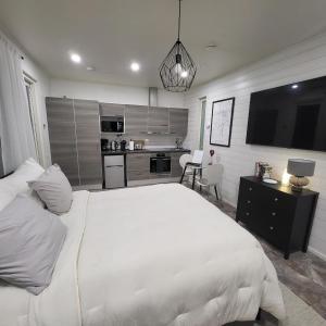 Køkken eller tekøkken på Cozy studio with a wood burning sauna