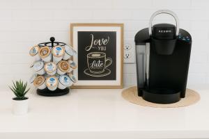 Příslušenství pro přípravu čaje a kávy v ubytování Stunning modern KINGbed pool washer dryer gym