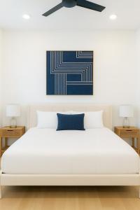 Postel nebo postele na pokoji v ubytování Stunning modern KINGbed pool washer dryer gym