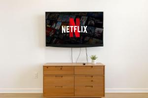 TV a/nebo společenská místnost v ubytování Stunning A plusLocation WorkerFriendly Washer Pool