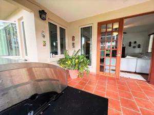 Giường trong phòng chung tại 3 BR Villa Coco at Lakeside Villas