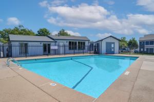 Swimmingpoolen hos eller tæt på KINGbed A plus location A plus for workers LongStayDiscount