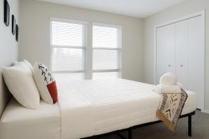 En eller flere senge i et værelse på KINGbed A plus location A plus for workers LongStayDiscount + 6 billeder