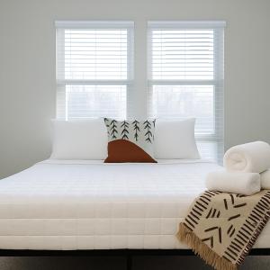 En eller flere senge i et værelse på KINGbed A plus location A plus for workers LongStayDiscount