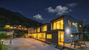 un edificio con molte finestre di notte di Gapyeong Gently Pension a Gapyeong