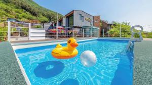 una piscina con anatra di gomma in acqua di Gapyeong Gently Pension a Gapyeong