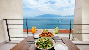 un tavolo con due ciotole di cibo su un balcone di Yeosu Harushimpyo Pension a Yeosu