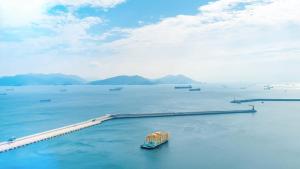 una chiatta in un grande specchio d'acqua di Yeosu Harushimpyo Pension a Yeosu Altre 3 foto