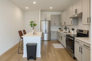 Kuchyň nebo kuchyňský kout v ubytování Modern A plus Location WorkerFriendly Pool Gym KINGbed