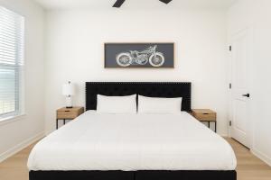 Postel nebo postele na pokoji v ubytování Modern A plus Location WorkerFriendly Pool Gym KINGbed