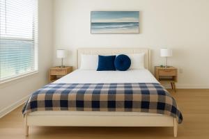 ein Schlafzimmer mit einem Bett mit einer blauen karierten Decke in der Unterkunft A plus Location WorkerFriendly KINGbed Pool Gym Modern in Sherman