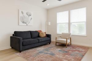ein Wohnzimmer mit einer Couch und einem Sessel in der Unterkunft A plus Location WorkerFriendly KINGbed Pool Gym Modern in Sherman